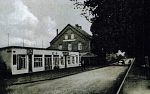 Kirchohsen-Gasthaus Kleinsorge, davor Ladenzeile von Kleinert, Schuster Henke, Friseur Henke und Café Bormann später Mucha