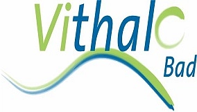 Logo des Vithal-Bades
Vithal-Bad ist in grün-blaue Schrift zu lesen mit einer Welle die das Wasser darstellen soll. © Gemeinde Emmerthal